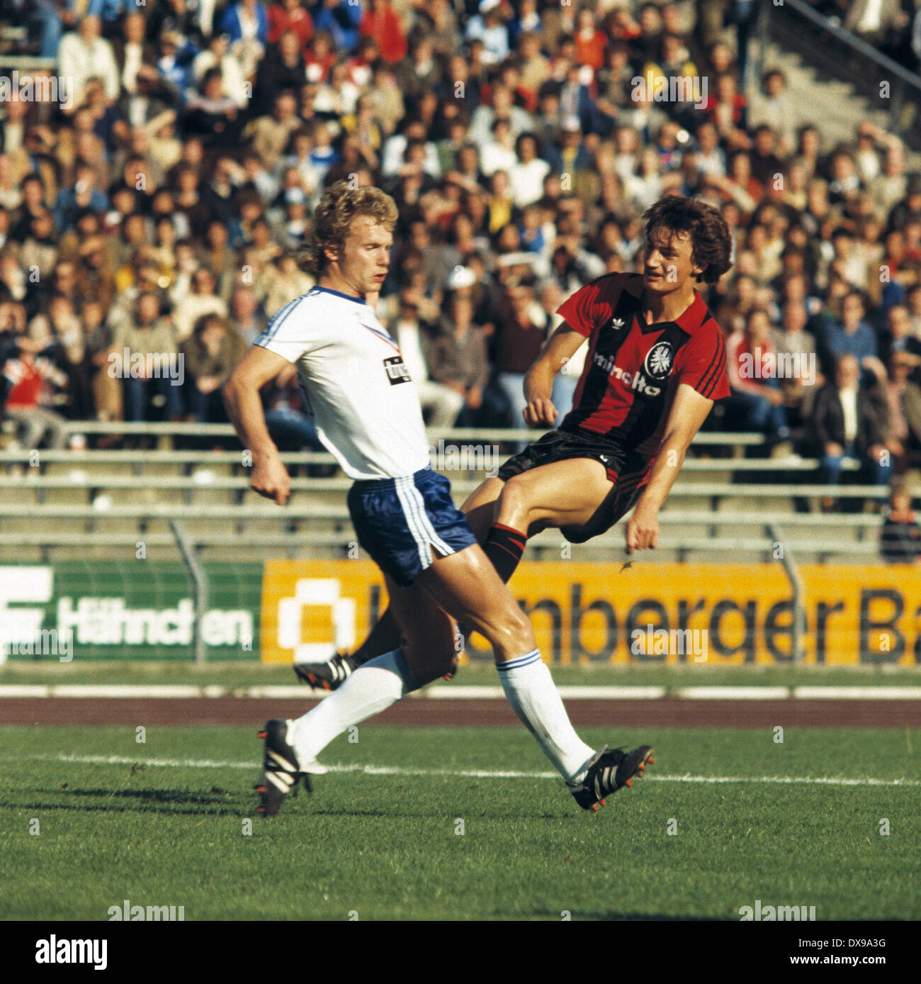 Calcio, Bundesliga, 1979/1980, Park Stadium, FC Schalke 04 versus Eintracht Frankfurt 1:0, scena del match, Thomas Kruse (S04) di sinistra e di Stefan Lottermann (Eintracht) Foto Stock