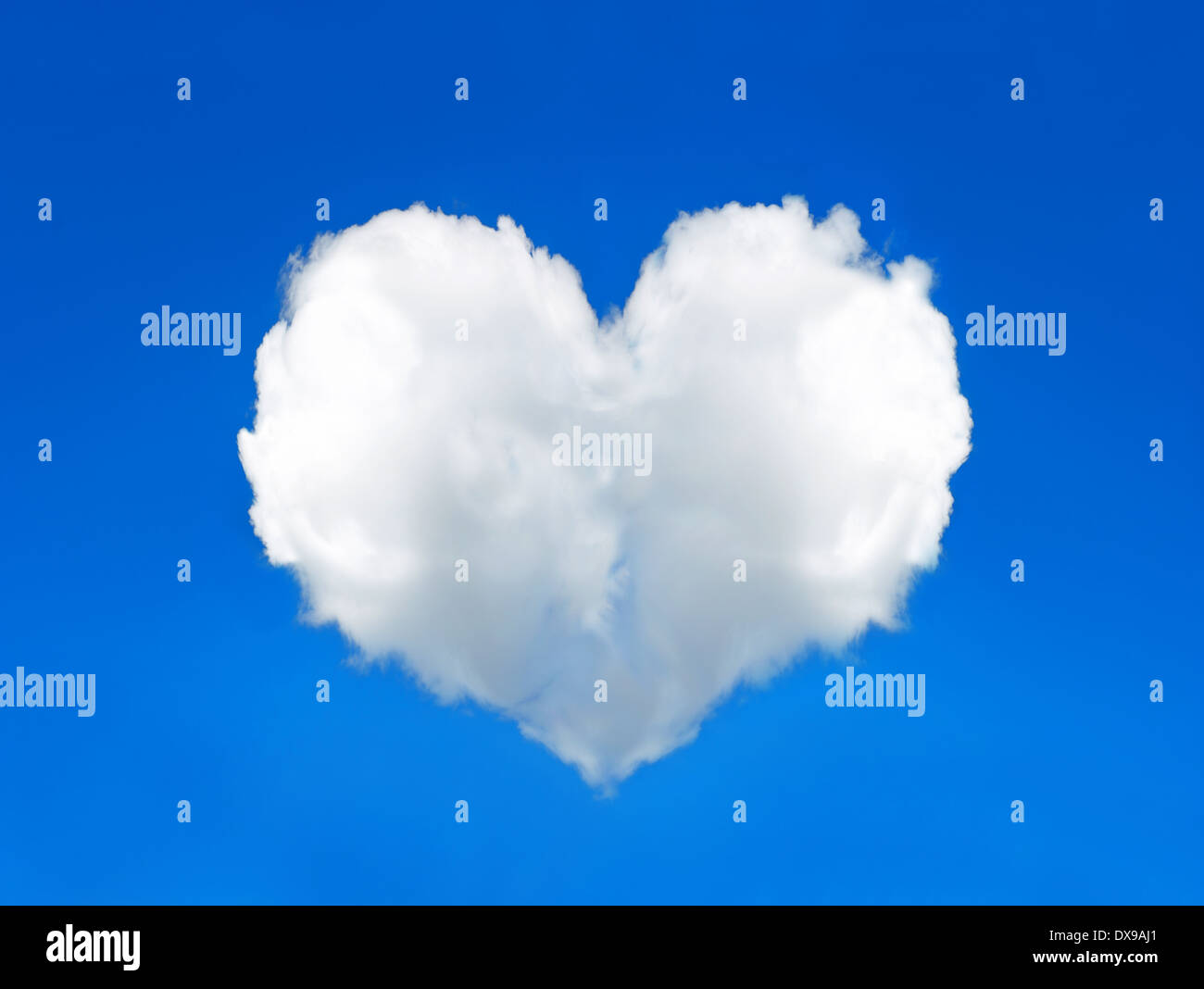 Il cloud a forma di cuore in perfect blue sky. Il giorno di San Valentino concetto Foto Stock
