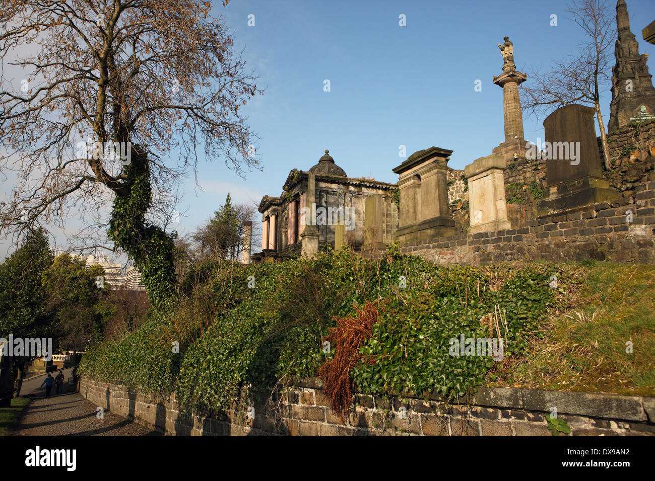 Necropoli Glasgow che mostra i viali attraverso l'opulento cimitero Vittoriano Foto Stock