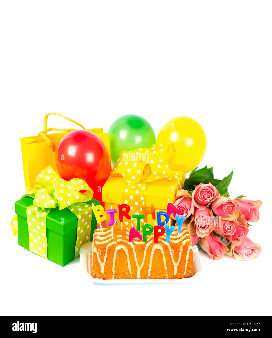Colorate decorazioni di compleanno con torta e candele, doni, aria palloncini e rose fiori. card concept Foto Stock