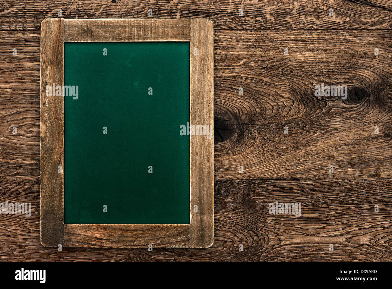 Vintage lavagna verde con telaio rustico su sfondo di legno Foto Stock