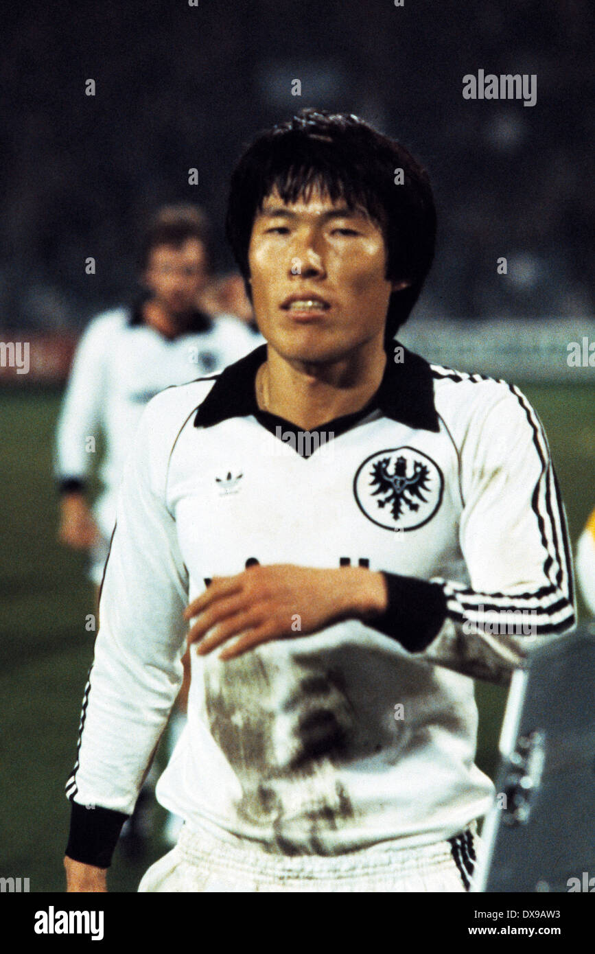 Calcio, Bundesliga, 1979/1980, Ruhrstadion, VfL Bochum versus Eintracht Frankfurt 1:0, fine del gioco, lasciando Bum-Kun Cha (Eintracht) Foto Stock