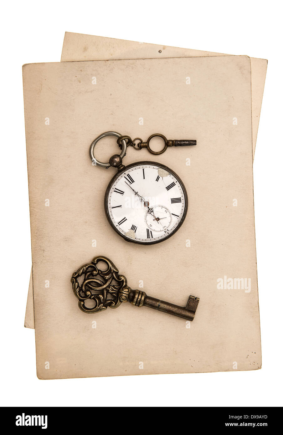 Antique grungy fogli di carta con orologio e chiave isolati su sfondo bianco Foto Stock
