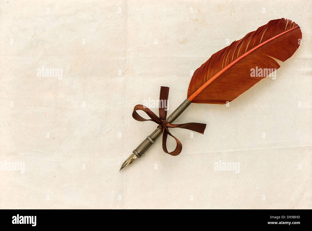Carta bianca pagina con inchiostro antico giù penna. vintage sfondo con spazio per il testo Foto Stock