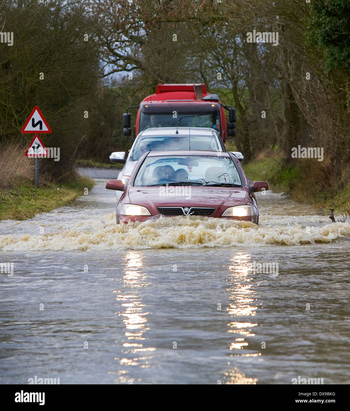 Vetture lotta attraverso le inondazioni di acqua in Steeple Bumpstead Essex oggi dopo dopo la pioggia caduta nella notte 07/02/2014 Pic George Impey Foto Stock