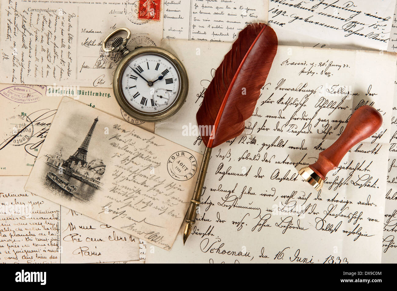 Vecchio lettere, francese cartoline, antichi giù penna e guardare. nostalgico sfondo vintage Foto Stock