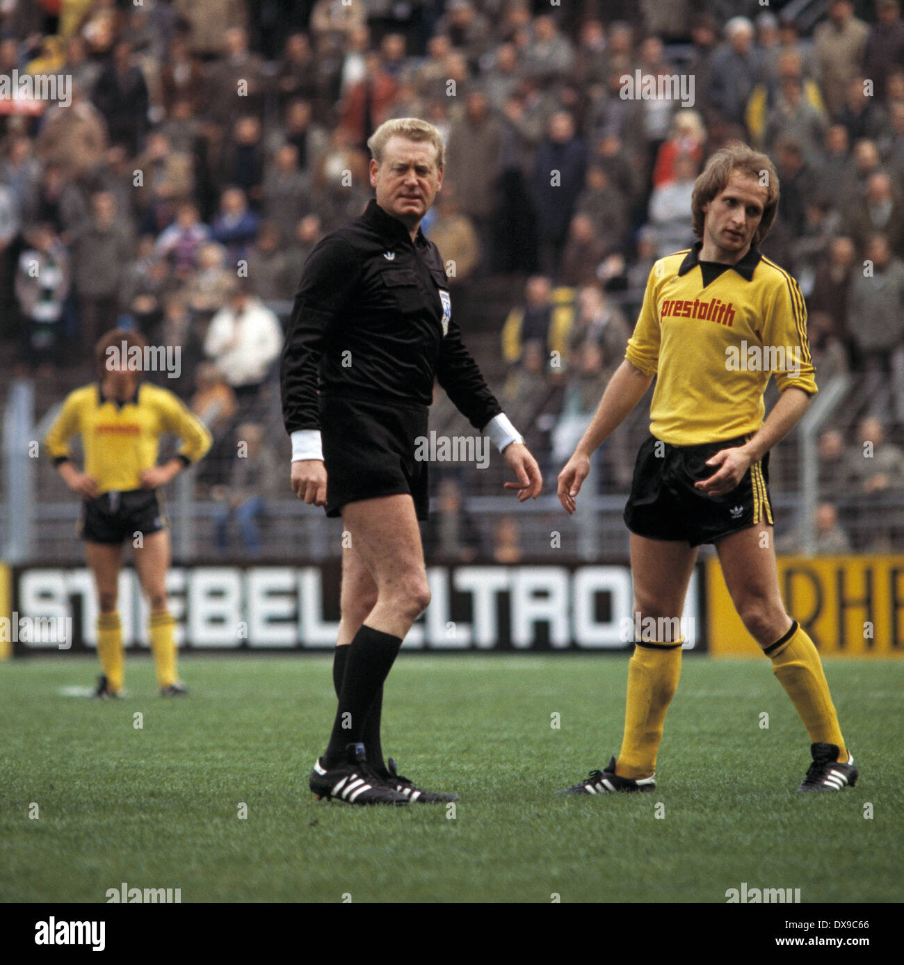 Calcio, Bundesliga, 1979/1980, Stadio am Boekelberg, Borussia Moenchengladbach contro il Borussia Dortmund 2:2, scena del match, arbitro Jan Redelfs e Paolo Holz (BVB) Foto Stock