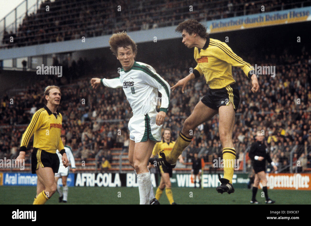 Calcio, Bundesliga, 1979/1980, Stadio am Boekelberg, Borussia Moenchengladbach contro il Borussia Dortmund 2:2, scena del match, antenna duello, f.l.t.r. Hans-Joachim Wagner (BVB), Harald nichel (MG), Meinolf Koch (BVB) Foto Stock
