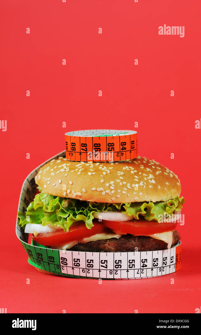 Hamburger ,Cheeseburger con nastro di misurazione Foto Stock