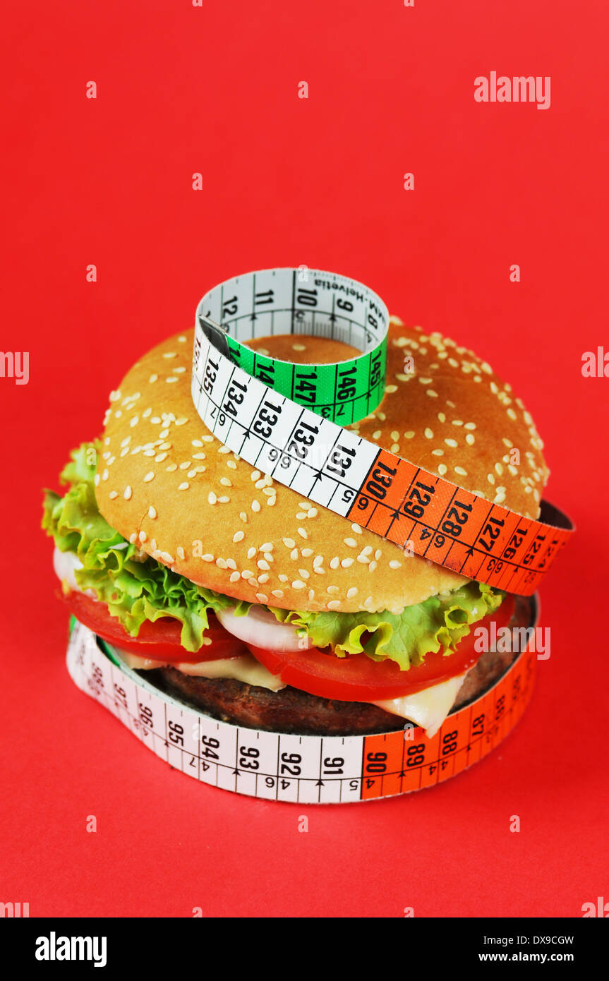 Hamburger ,Cheeseburger con nastro di misurazione Foto Stock