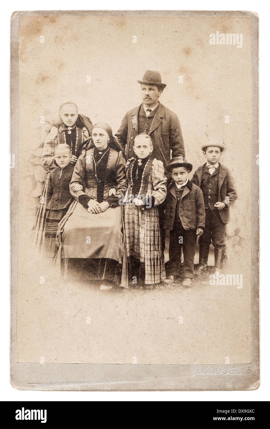 Vecchie foto di famiglia. i genitori con cinque bambini. nostalgico immagine vintage Foto Stock