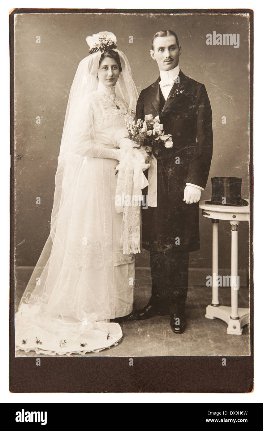 Vintage wedding photo. appena una coppia sposata circa 1910. nostalgico foto Foto Stock