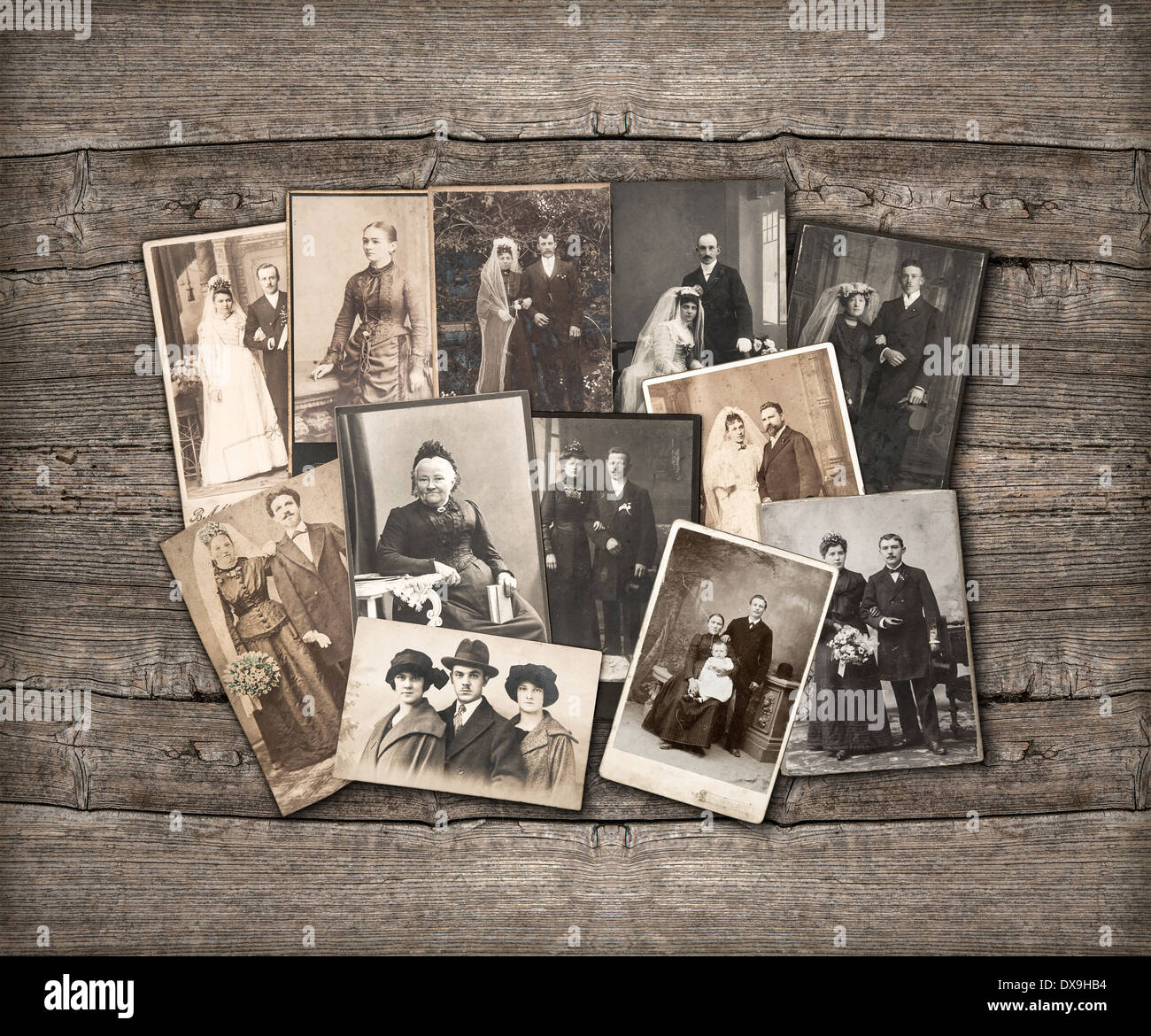 Gruppo di famiglia vintage e foto di matrimonio circa 1890-1920. nostalgico sentimentale foto sul rustico sfondo di legno Foto Stock