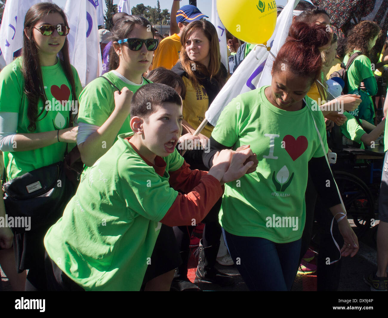 Gerusalemme, Israele. Xxi Mar, 2014. Migliaia eseguito in un apposito misuratore 800 'sociale via', in esecuzione per una causa nel quadro della Gerusalemme 2014 Maratona Internazionale per aumentare la consapevolezza e i fondi per le comunità con bisogni speciali. Credito: Nir Alon/Alamy Live News Foto Stock