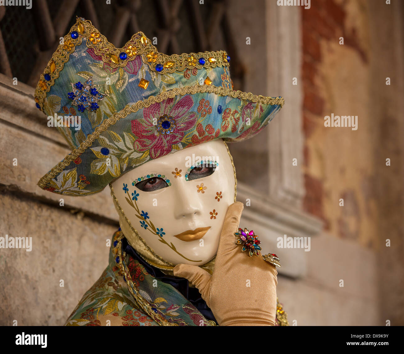 Donna Mascherata Che Porta Un Cappello Porpora Al Carnevale, Venezia,  Italia Immagine Editoriale - Immagine di festival, cappello: 88785905