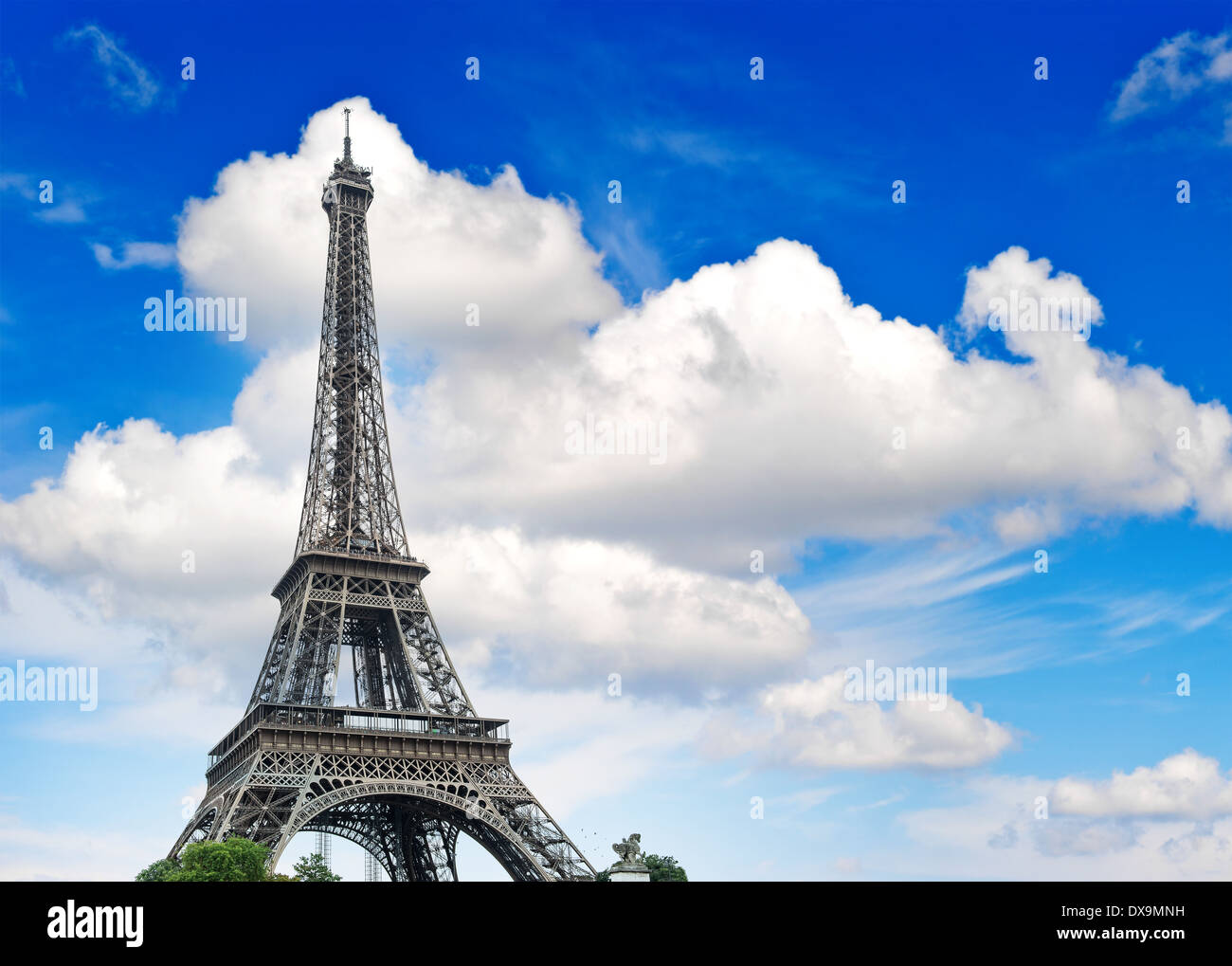 Torre Eiffel (La Tour Eiffel) contro nuvoloso cielo blu. Champ de Mars, luogo di interesse a Parigi, in Europa Foto Stock