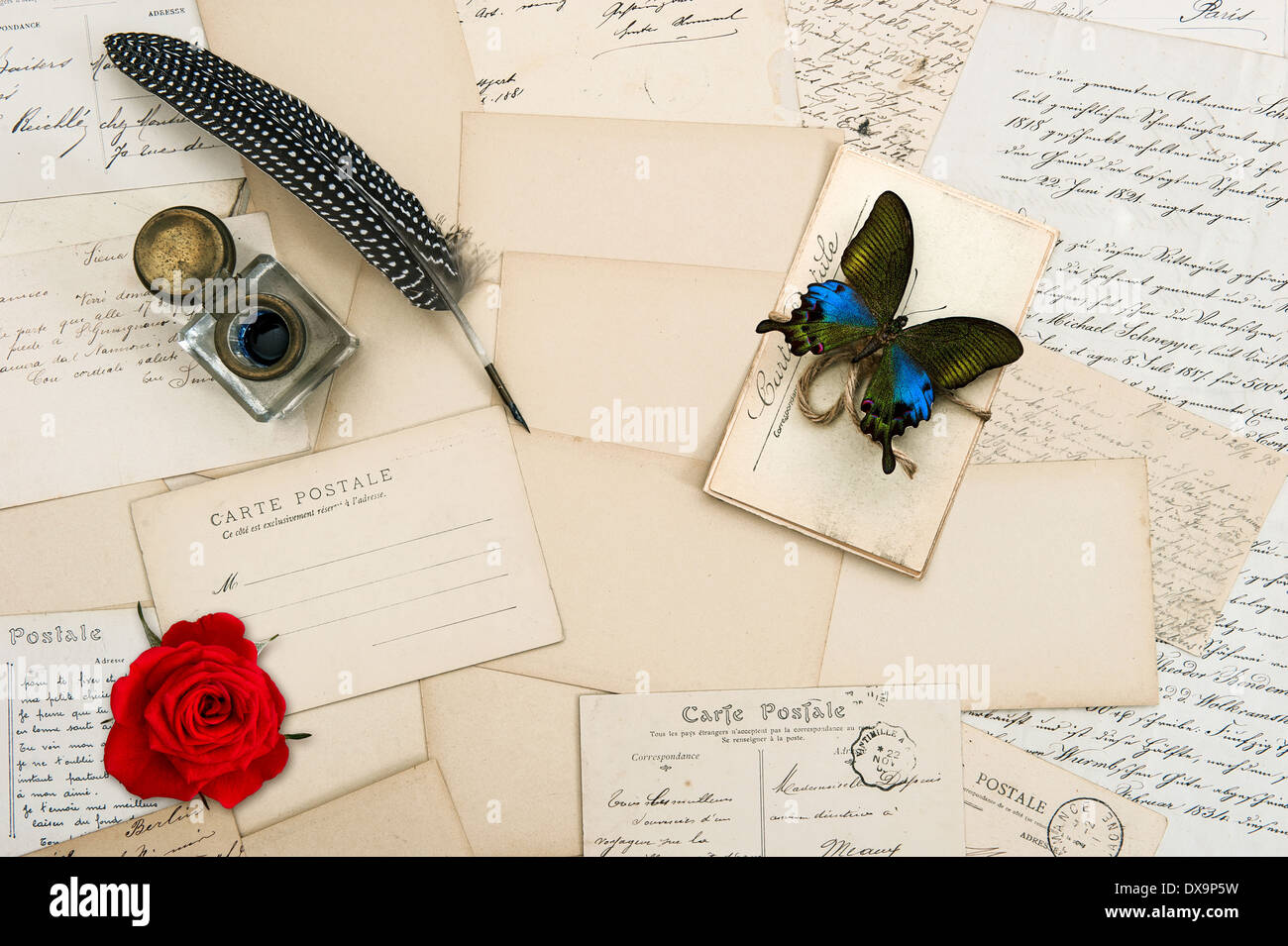 Vecchio lettere, handwritings, cartoline d'epoca e antichi giù penna. nostalgico sfondo sentimentale con farfalla e ro rosso Foto Stock