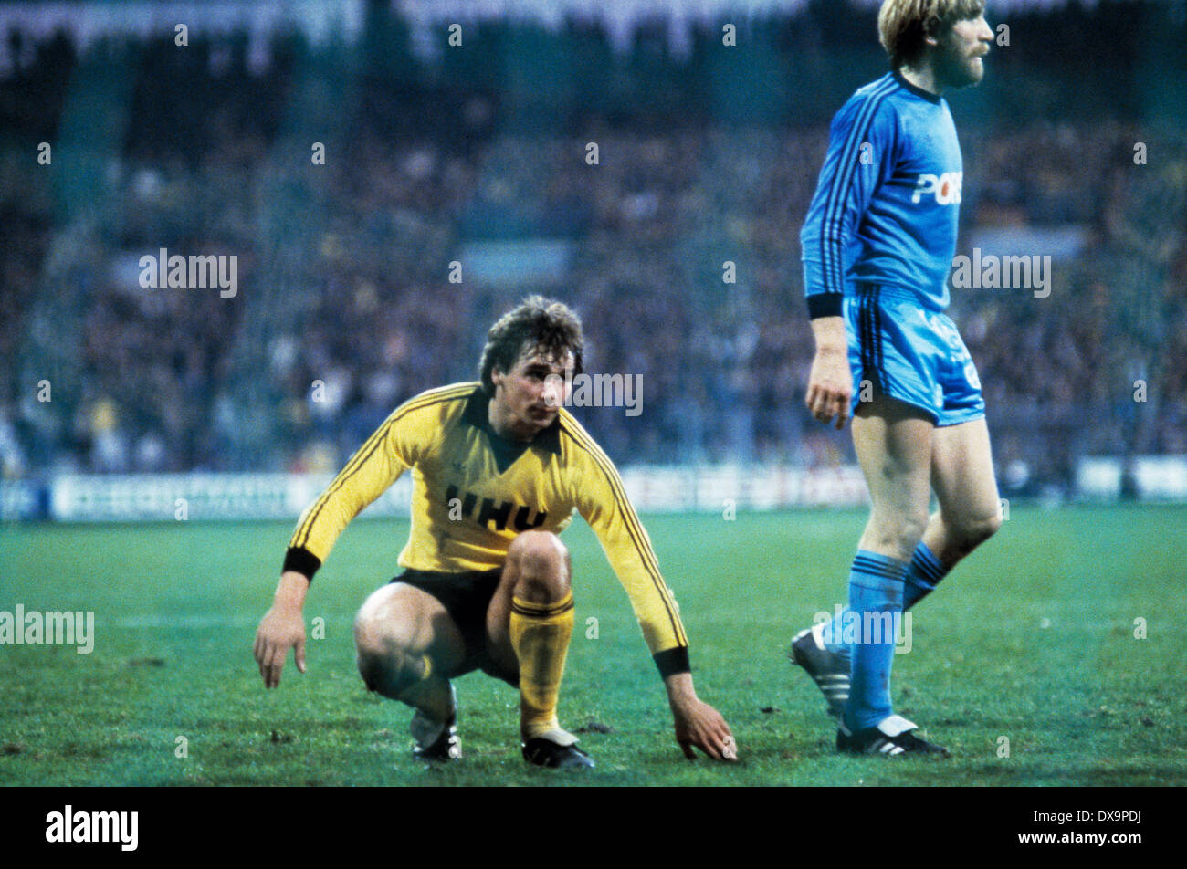 Calcio, Bundesliga, 1980/1981, Ruhrstadion, VfL Bochum contro il Borussia Dortmund 0:2, scena del match, Meinolf Koch (BVB) a sinistra e a Lothar Woelk (VFL) Foto Stock