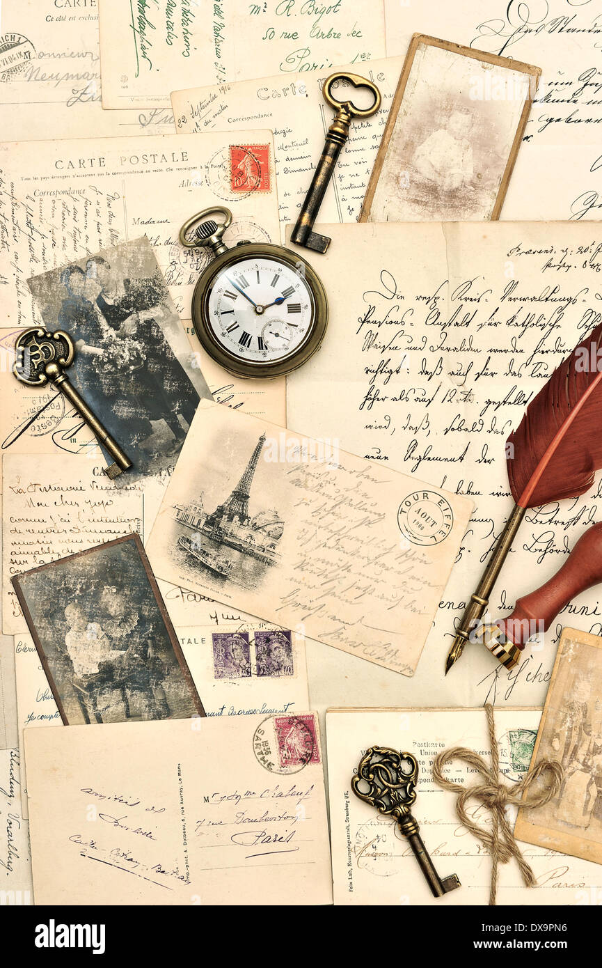 Vecchie cartoline, lettere e foto. nostalgico sfondo vintage Foto Stock
