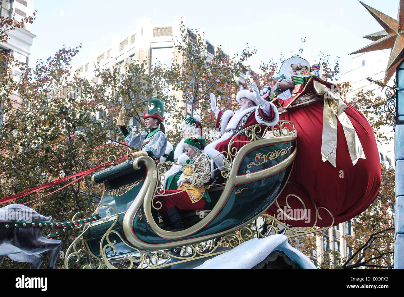 Santa della slitta 86a galleggiante annuale di Macy's Thanksgiving Day Parade con: Babbo Natale con la slitta galleggiante dove: New York City, Regno S Foto Stock