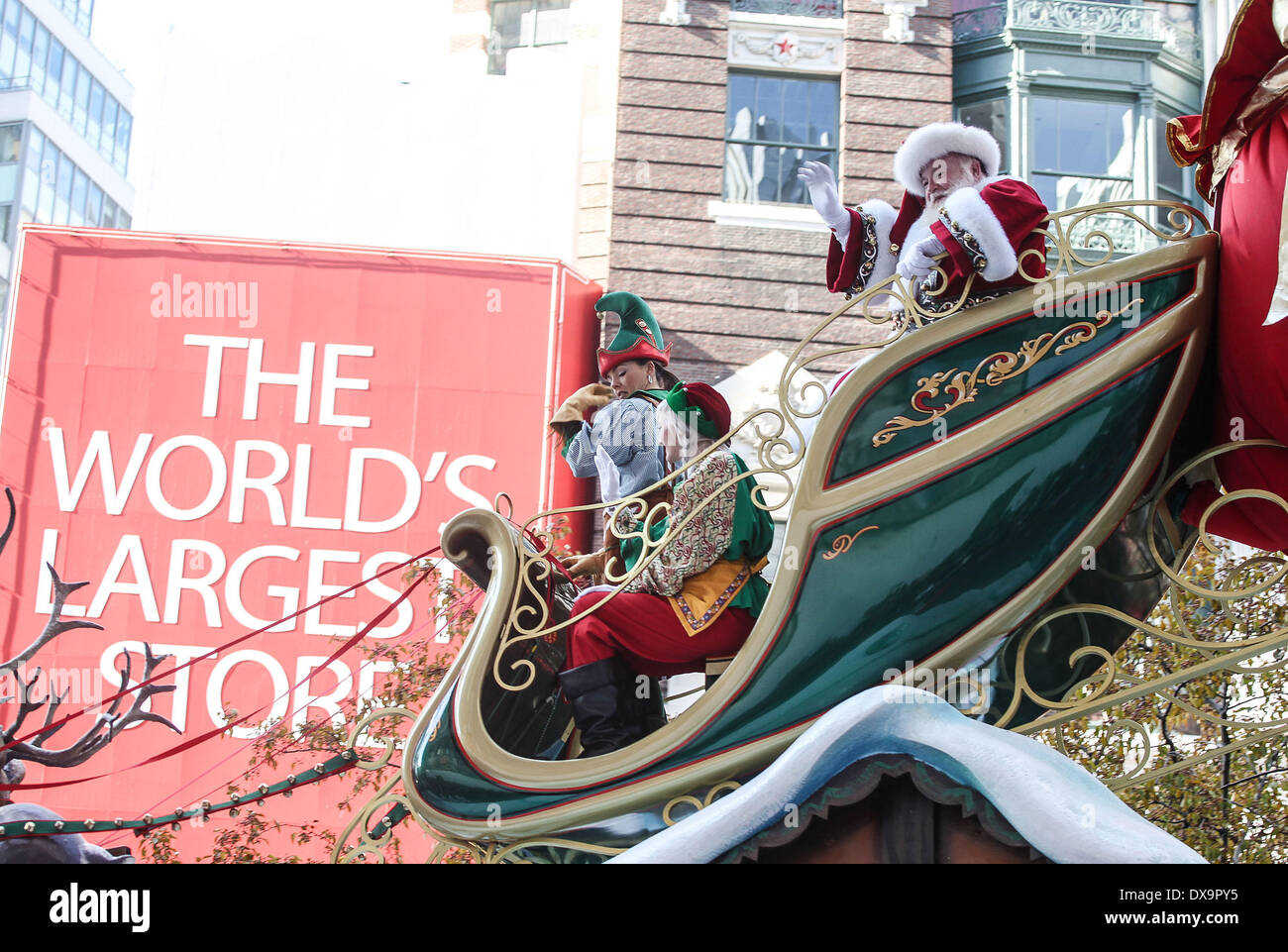 Santa della slitta 86a galleggiante annuale di Macy's Thanksgiving Day Parade con: Babbo Natale con la slitta galleggiante dove: New York City, Regno S Foto Stock