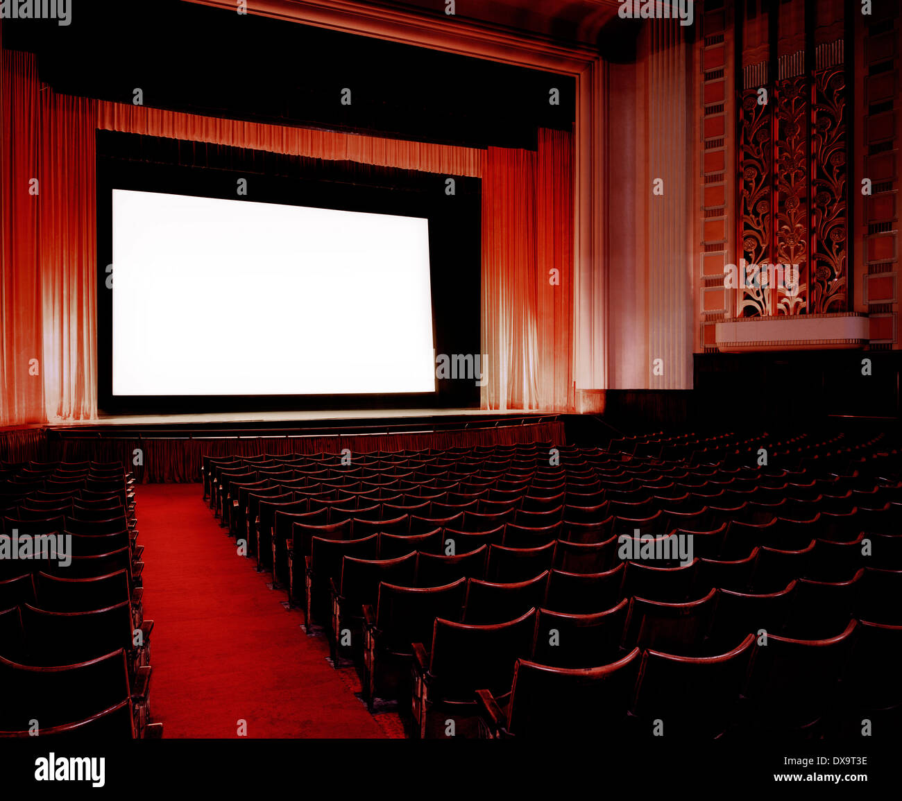 Interno del vuoto/Cinema Teatro con rosso sedili in velluto e raso rosso tende, mostrano in attesa di avvio, nessuno che frequentano, vuoto Foto Stock