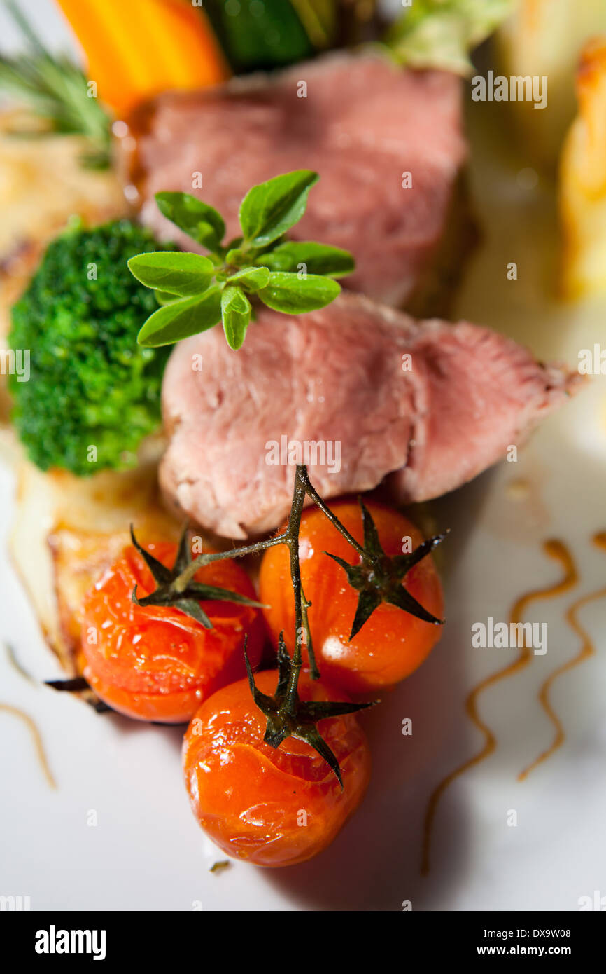 La carne di maiale con pomodori, rape, rosmarino, zucchine e aceto Foto Stock