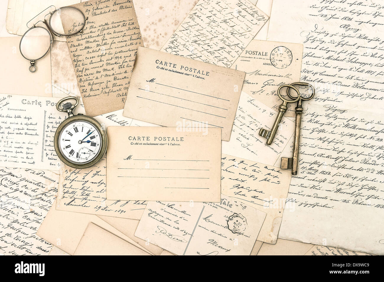 Vecchia lettere e cartoline, accessori antichi. nostalgico sfondo sentimentale. ephemera Foto Stock