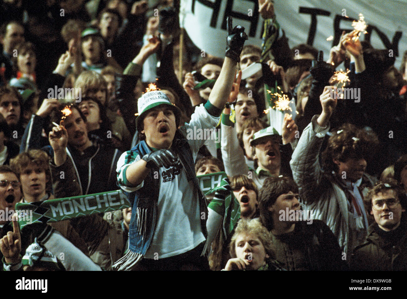 Calcio, Bundesliga, 1980/1981, Stadio am Boekelberg, Borussia Moenchengladbach contro il Borussia Dortmund 1:0, Gladbach i tifosi di calcio in Nordkurve del Boekelberg Stadium Foto Stock