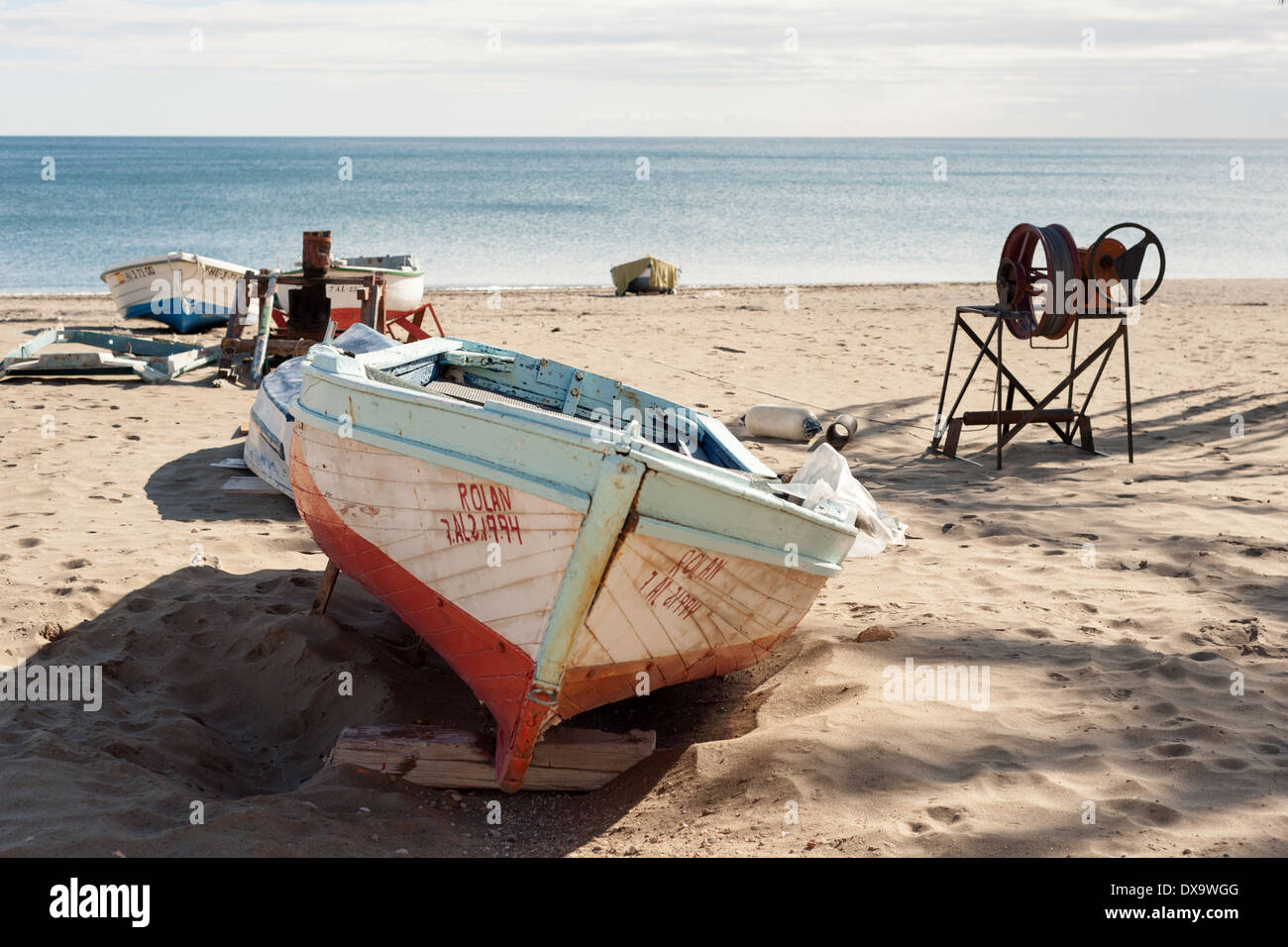 Barche sulla Spiaggia di Estepona, Spagna. Foto Stock