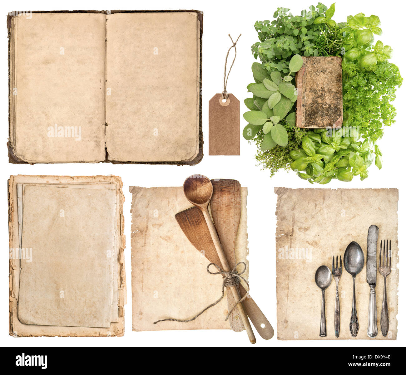 Antico di legno utensili da cucina, old cookbook, pagine e le erbe isolati su sfondo bianco. Nonna libro di ricette di concetto Foto Stock