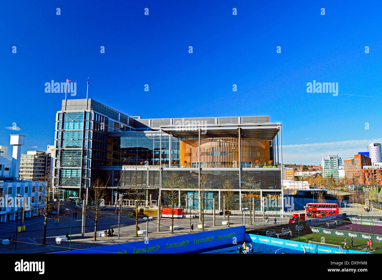 Vista del Brent Civic Center e la libreria di Wembley, London Borough of Brent, London, England, Regno Unito Foto Stock