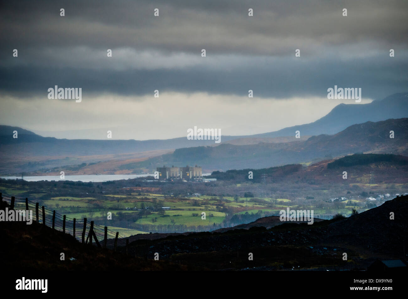 Il Trawsfynydd smantellata centrale nucleare visto da Blaenau Ffestiniog, Snowdonia, Gwynedd, North Wales UK. Foto Stock