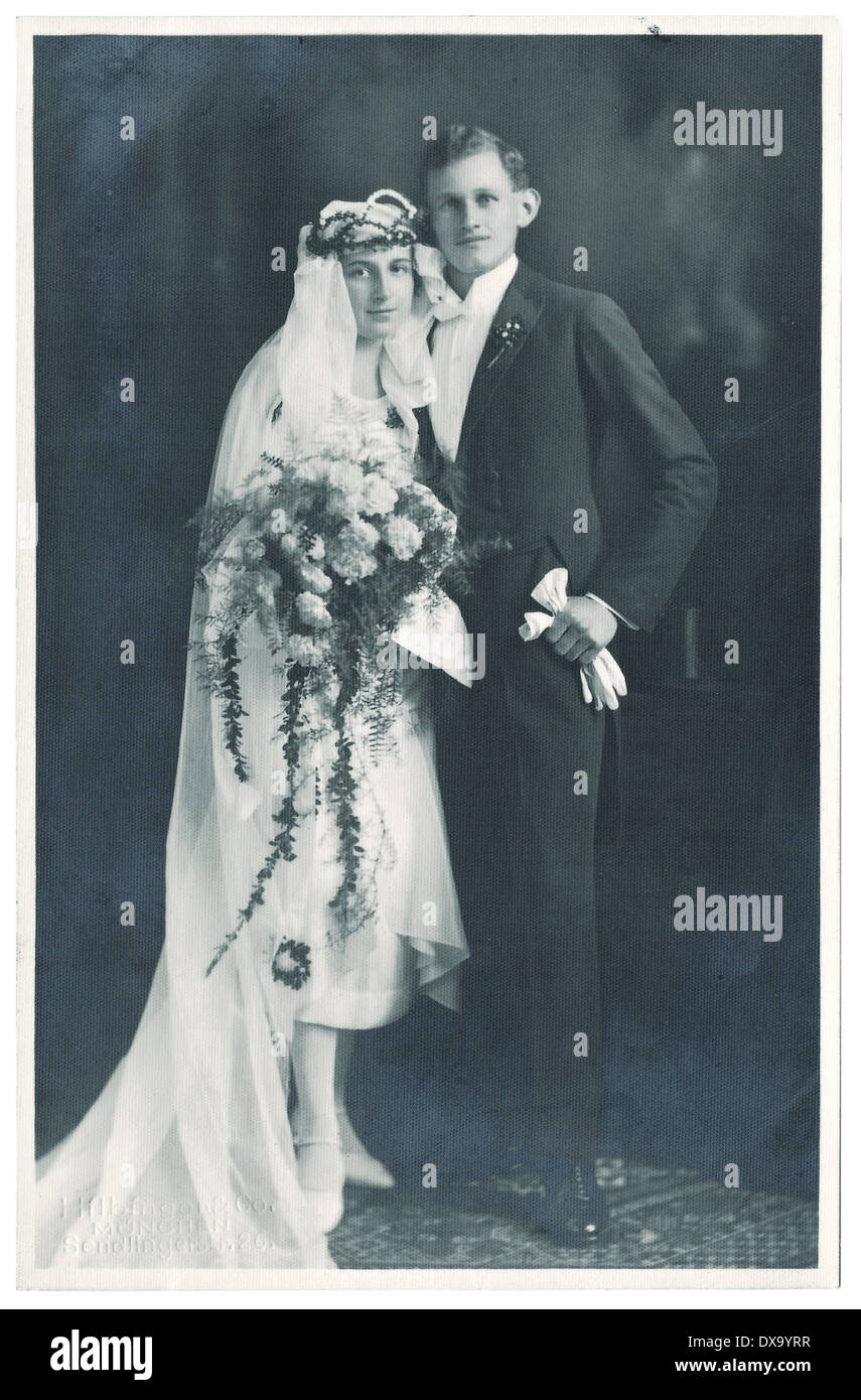 Monaco di Baviera, Germania - circa 1930: antico wedding photo. ritratto di appena una coppia sposata. sposa e lo sposo che indossa abiti d'epoca. Foto Stock