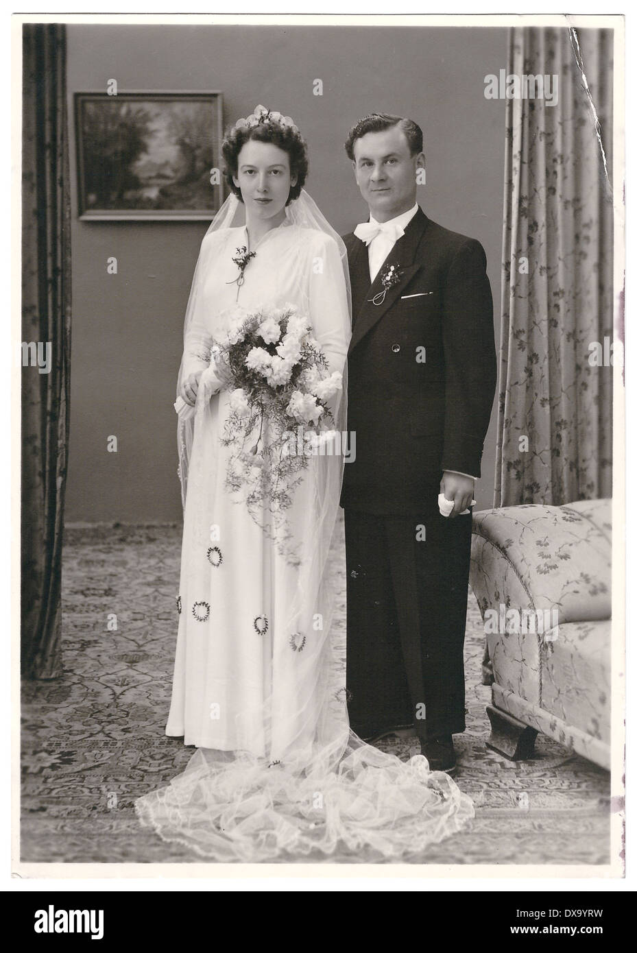 Monaco di Baviera, Germania - circa 1950: vintage wedding photo. ritratto di appena una coppia sposata. sposa e lo sposo che indossa abiti d'epoca. Foto Stock