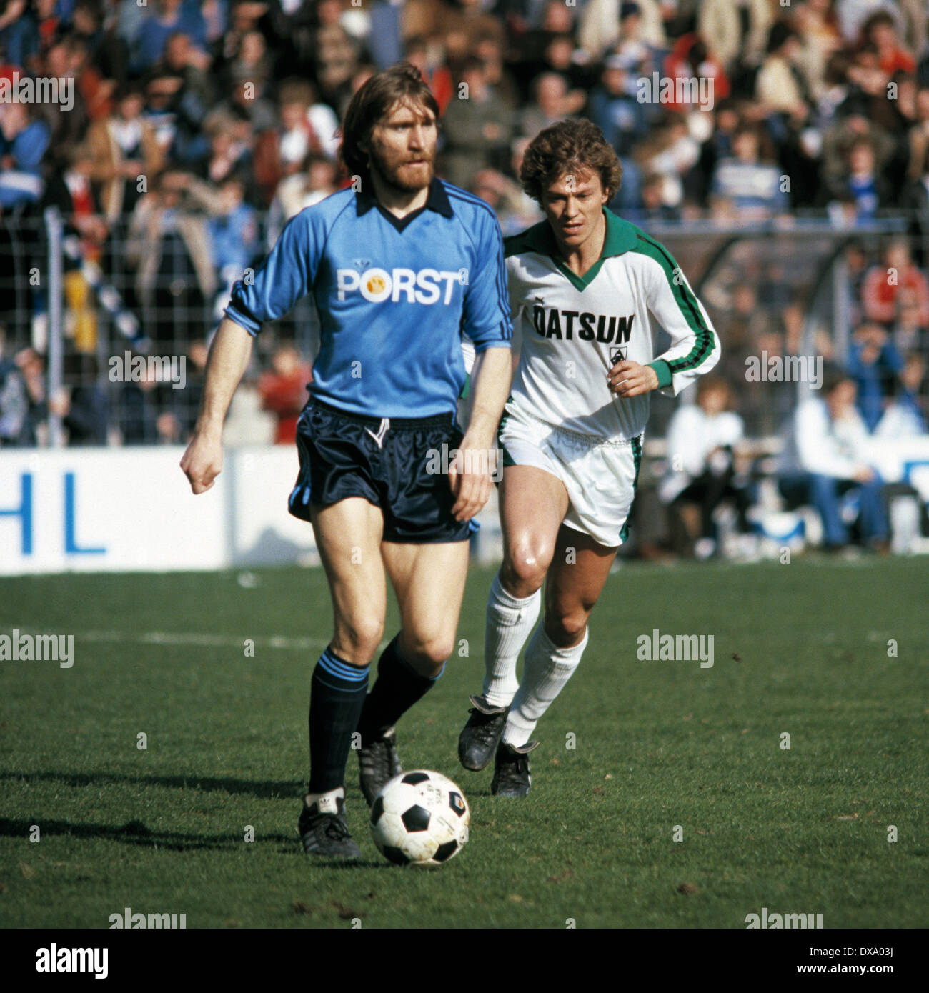 Spielszene, Lothar Woelk (Bochum) am sfera, dahinter Harald nichel (MG), Fussball, Bundesliga, 1980/1981, VfL Bochum gegen Boruss Foto Stock