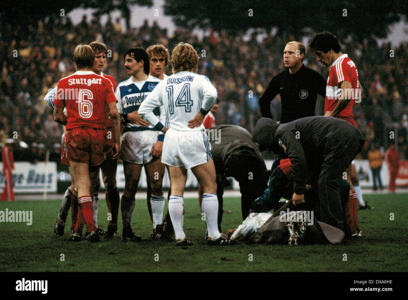 Calcio, Bundesliga, 1981/1982, Wedau Stadium, MSV Duisburg contro il VfB Stoccarda 1:2, time-out, giocatore ferito arenarsi, Karl-Heinz Foerster (Stoccarda) 2.f.l., Rudolf fusi (MSV) 3.f.l., Guenter Schaefer (Stoccarda) 4.f.l., arbitro Wolf-Ruediger Umbach, Foto Stock