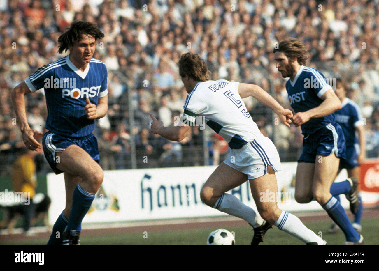 Calcio, Bundesliga, 1981/1982, Wedau Stadium, MSV Duisburg contro il VfL Bochum 1:0, scena del match, f.l.t.r. Hans-Joachim Abel (VFL), team leader Bernard Dietz (MSV), Lothar Woelk (VFL) Foto Stock