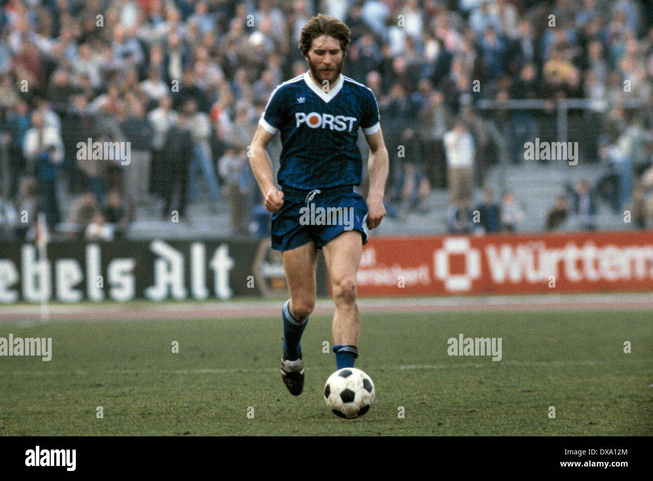Calcio, Bundesliga, 1981/1982, Wedau Stadium, MSV Duisburg contro il VfL Bochum 1:0, scena del match, Lothar Woelk (VFL) in possesso palla Foto Stock
