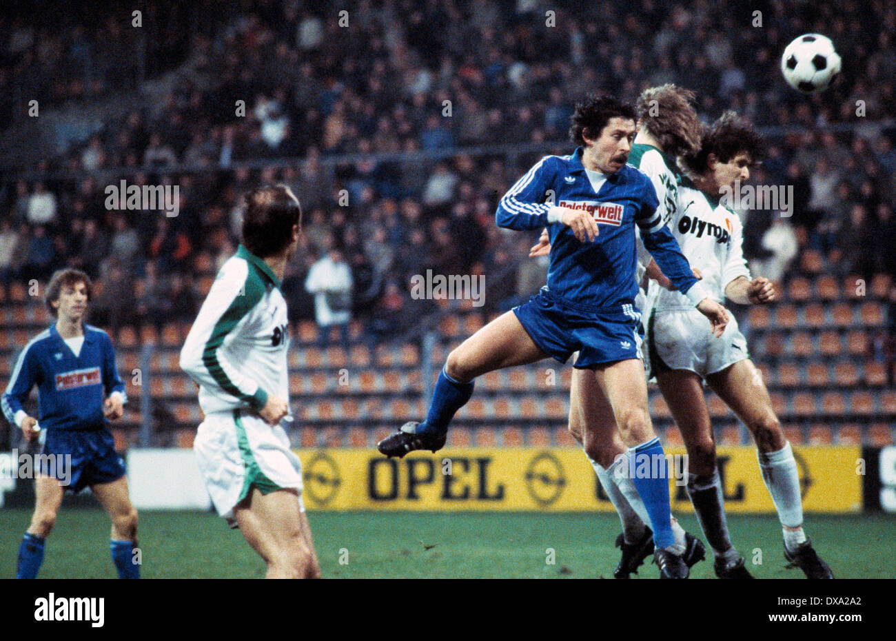 Calcio, Bundesliga, 1982/83, Ruhr Stadio, VfL Bochum contro SV Werder Bremen 1:2, scena del match, antenna duello con Dieter liberiane (VFL) 3.F.R. e Michael Boehnke (Werder) destro Foto Stock