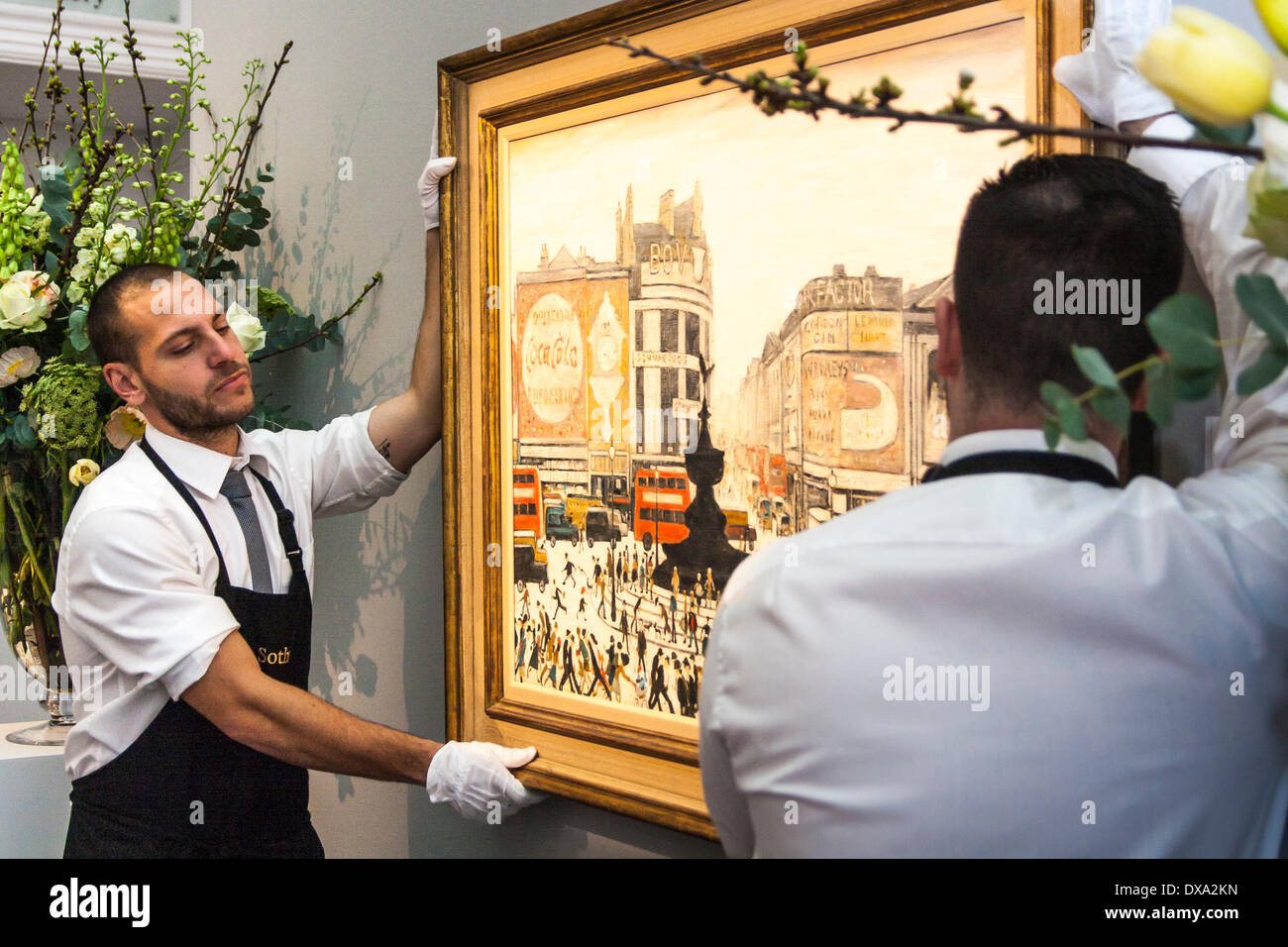 Sotheby's, Londra, 21 marzo 2014. Sotheby's lavoratori appendere LS Lowry Piccadilly Circus, dipinta nel 1961 e prevede di recuperare tra £4-6 milioni all'asta il 25 marzo come AJ Thompson raccolta, il più completo di Lowry di lavoro, va in vendita. © Paul Davey/Alamy Live News Foto Stock