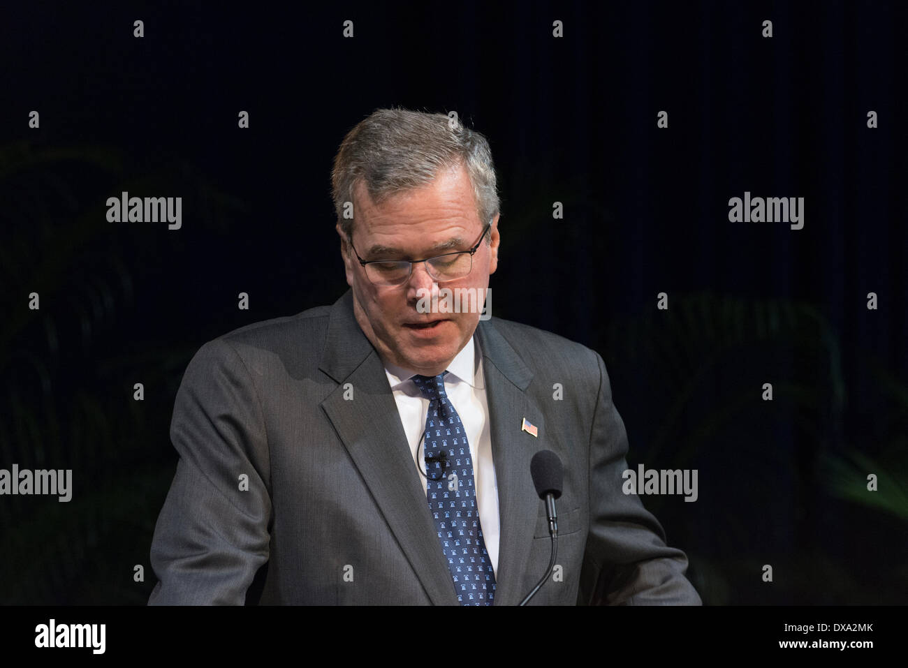 Ex governatore Jeb Bush era governatore della Florida 1999-2007, Bush ha funzionato per STATI UNITI ELEZIONI PRESIDENZIALI 2016. Fratello di George W. & figlio di George H.W. Bussola (presidenti americani) Jeb Bush è politico sangue blu. Egli co-autore libro sull'immigrazione, sua moglie è messicano-nato immigrato. Riforma dell immigrazione è caldo problema pulsante per 2016 elezioni. Foto Stock