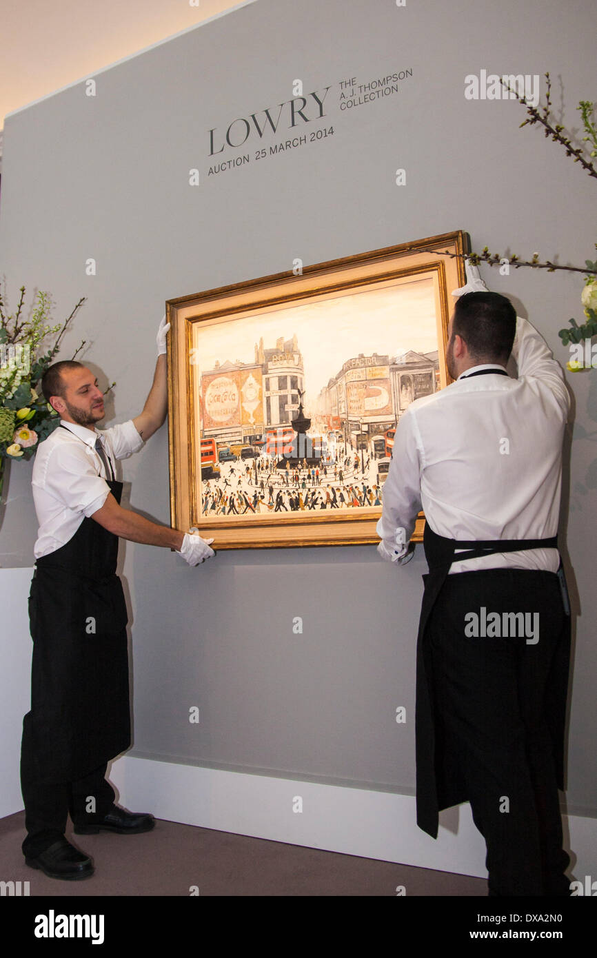 Sotheby's, Londra, Regno Unito. 21 marzo 2014. Sotheby's lavoratori appendere LS Lowry Piccadilly Circus, dipinta nel 1961 e prevede di recuperare tra £4-6 milioni all'asta il 25 marzo come AJ Thompson raccolta, il più completo di Lowry di lavoro, va in vendita. Credito: Paolo Davey/Alamy Live News Foto Stock