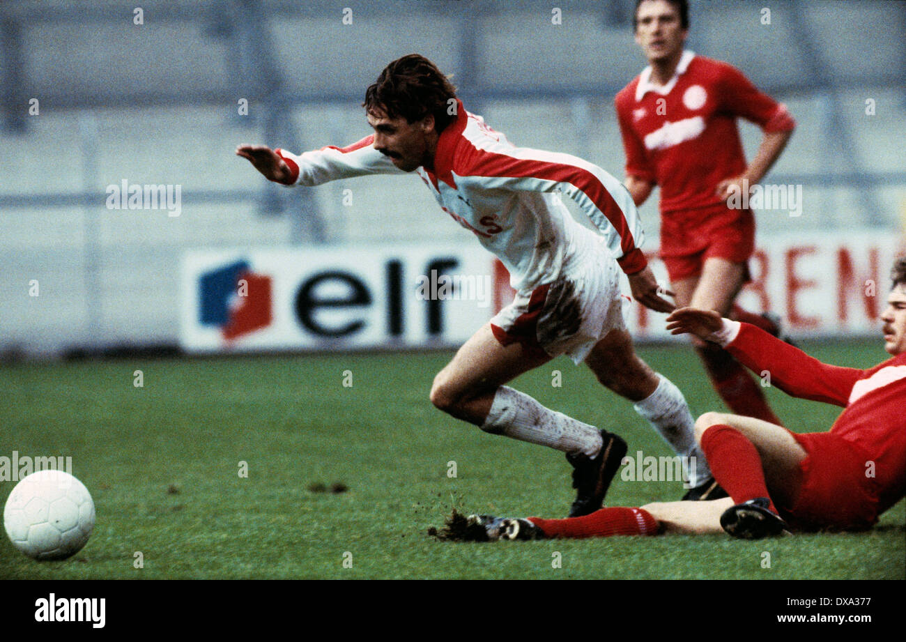 Calcio, 2. Bundesliga, 1982/83, Georg Melches Stadium, Rot Weiss Essen versus Kickers Offenbach 4:2, scena del match, Rudolf Sandner (kickers) Foto Stock