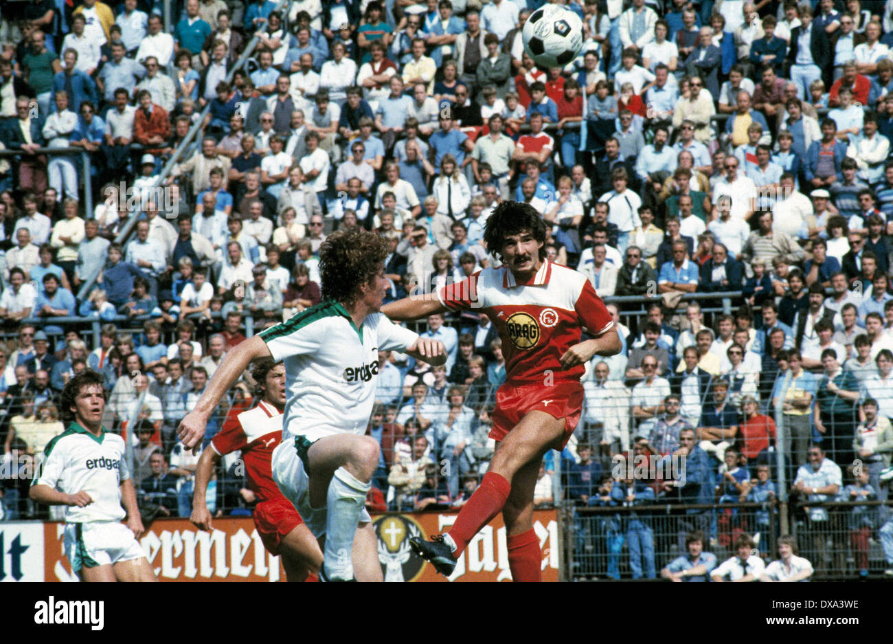 Calcio, Bundesliga, 1983/1984, Stadio am Boekelberg, Borussia Moenchengladbach contro Fortuna Duesseldorf 1:1, scena del match, antenna duello, f.l.t.r. Lothar Matthaeus (MG), Josef Weikl (Fortuna) coperta, Bernd Krauss (MG), Ralf Dusend (Fortuna) Foto Stock