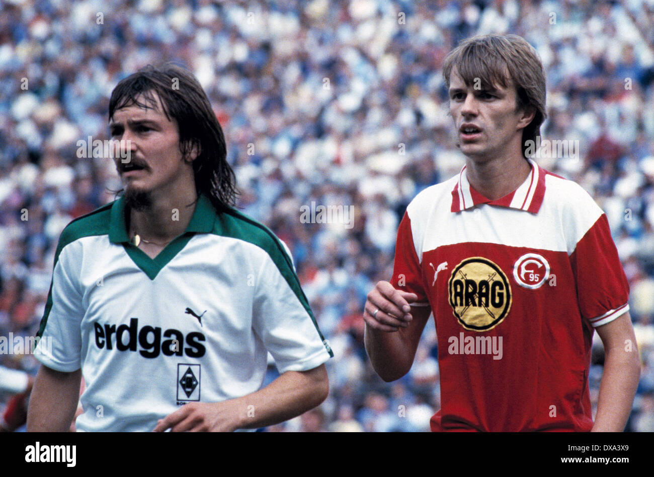 Calcio, Bundesliga, 1983/1984, Stadio am Boekelberg, Borussia Moenchengladbach contro Fortuna Duesseldorf 1:1, scena del match, Ewald Lienen (MG) a sinistra e Manfred Bockenfeld (Fortuna) Foto Stock