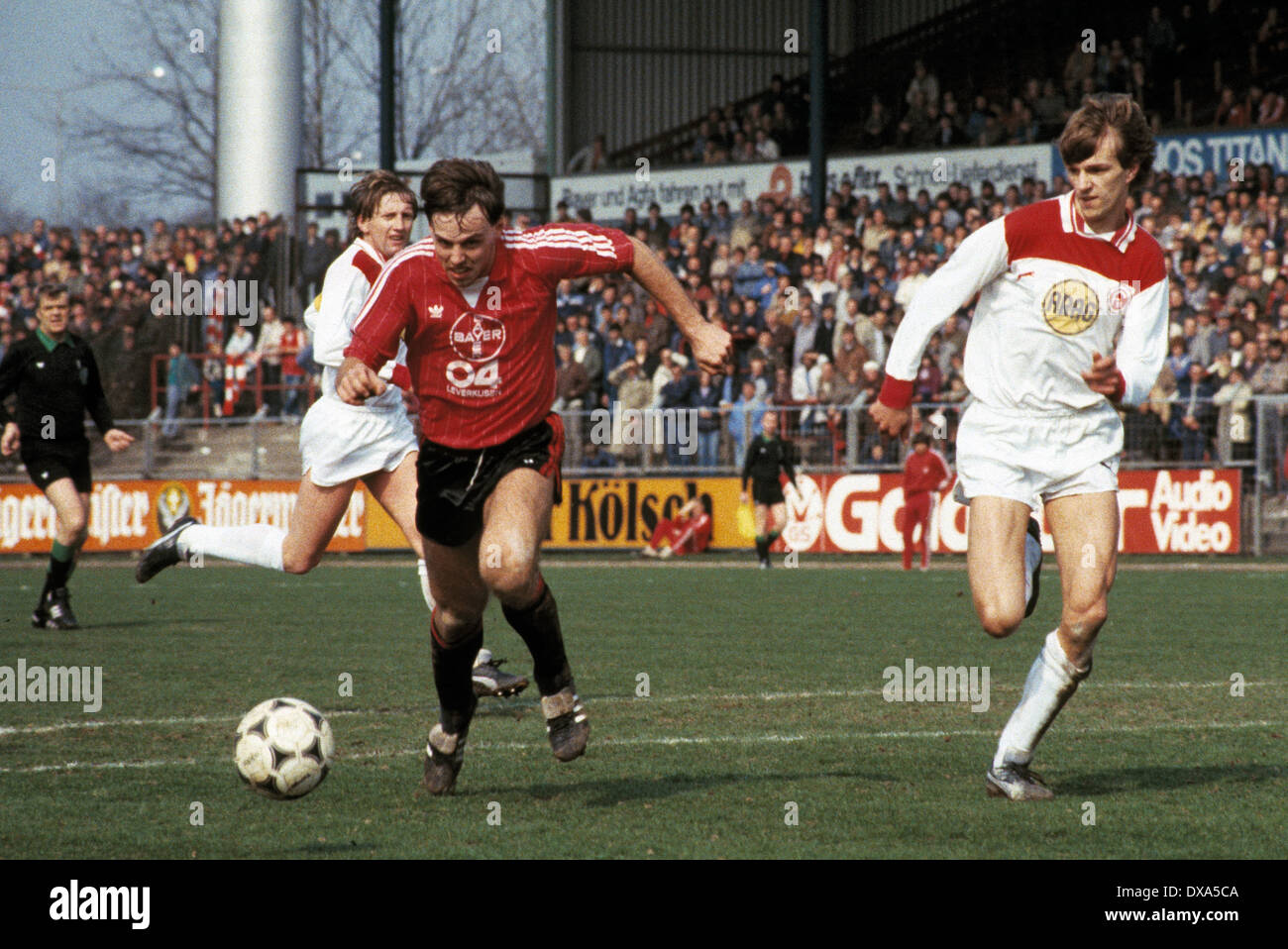 Calcio, Bundesliga, 1983/1984, Ulrich Haberland Stadium, Bayer 04 Leverkusen contro Fortuna Duesseldorf 2:0, scena del match, f.l.t.r. team leader Gerd Zewe (Fortuna), Thomas Zechel (Bayer), Manfred Bockenfeld (Fortuna) Foto Stock