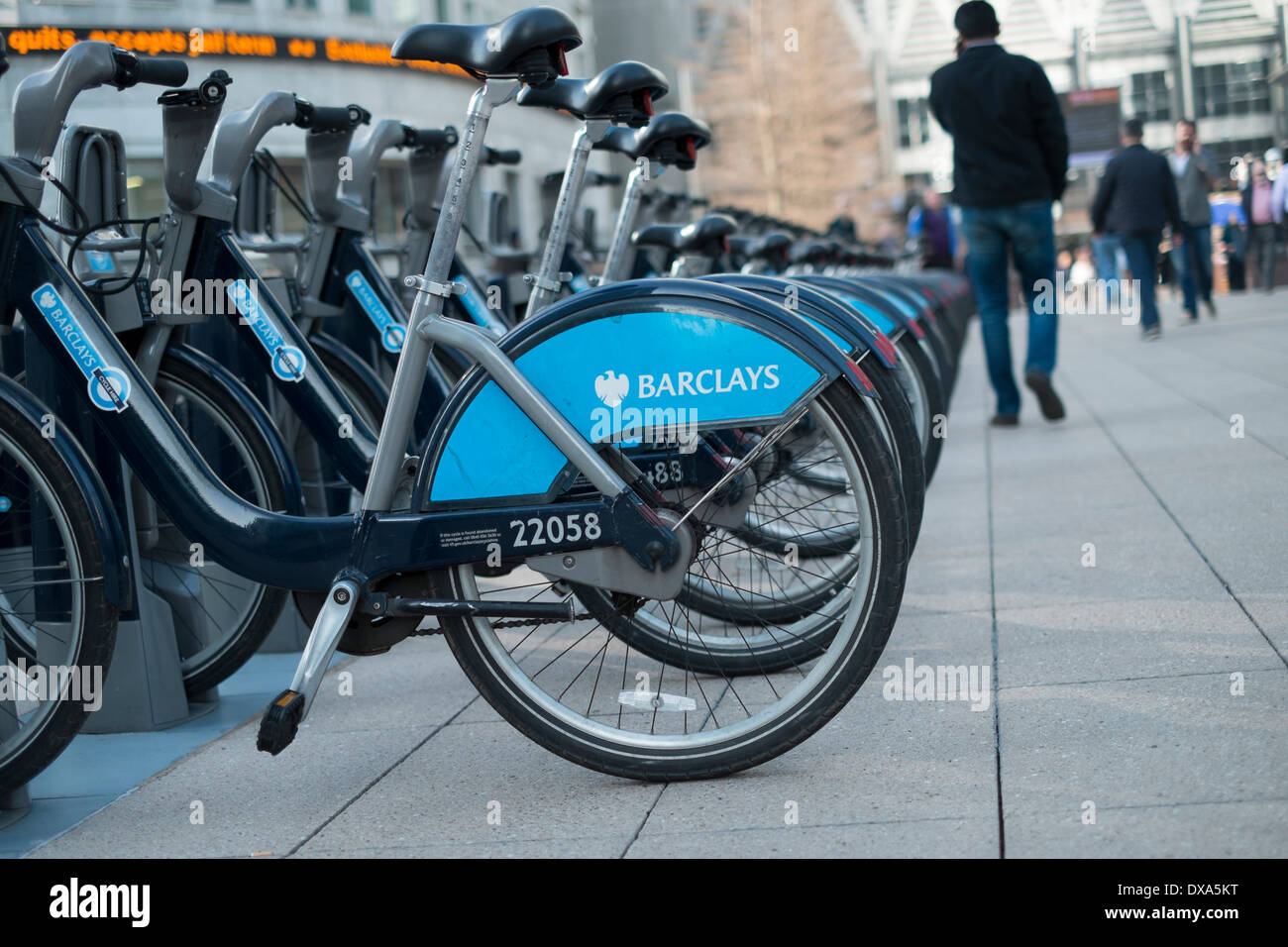 Canary Wharf. Il quartiere finanziario. Londra. "Boris Bikes' sponsorizzata da Barclays disponibili per il noleggio. Foto Stock