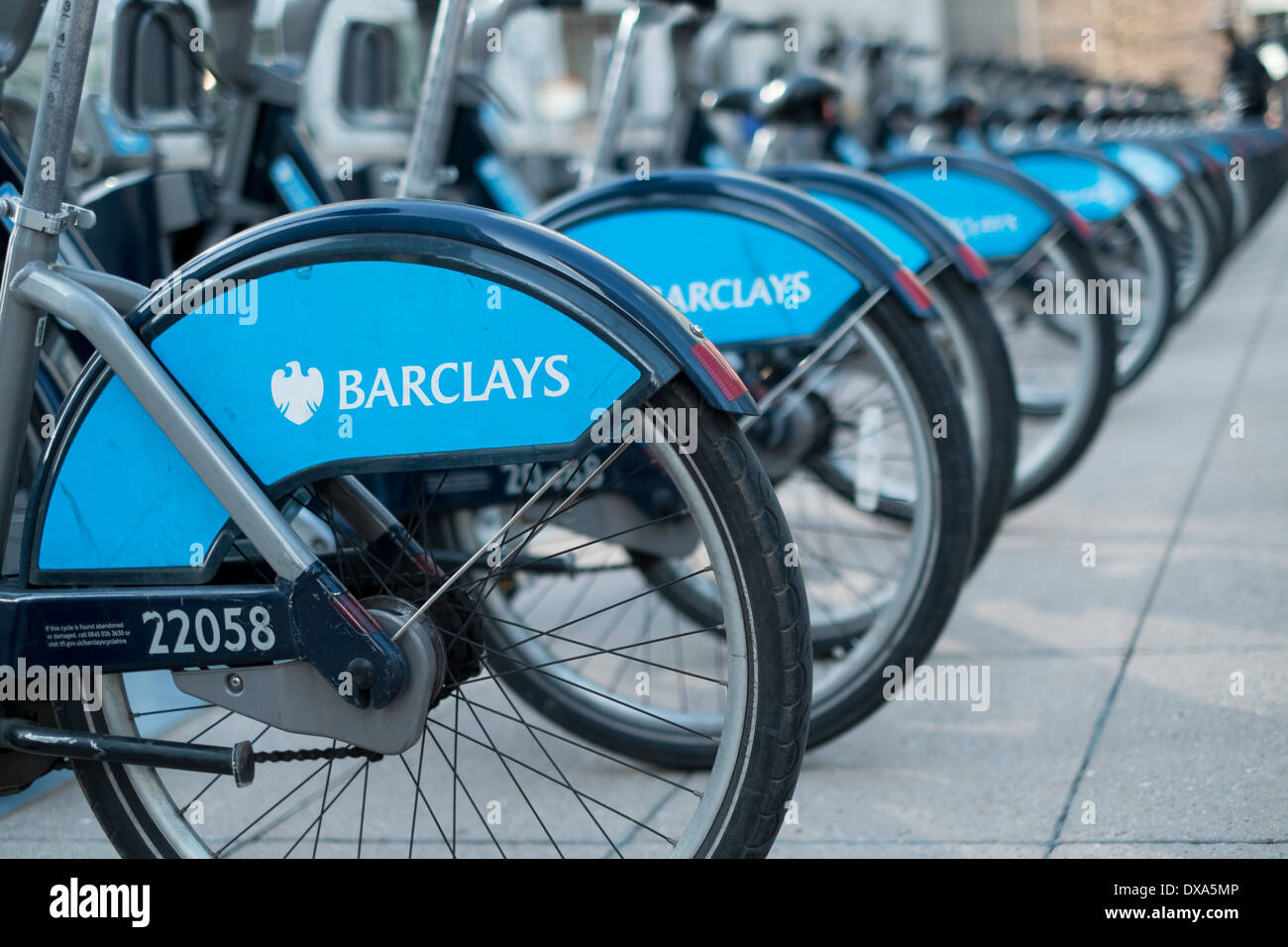 Canary Wharf. Il quartiere finanziario. Londra. "Boris Bikes' sponsorizzata da Barclays disponibili per il noleggio. Foto Stock