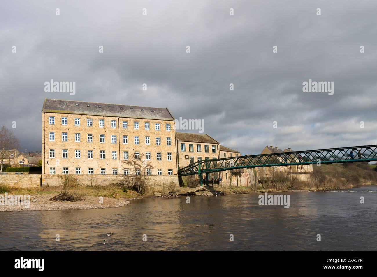 Thorngate Mill (ora convertiti in appartamenti) e il verde di ponte che attraversa il Fiume Tees in Barnard Castle Teesdale County Durham Regno Unito Foto Stock